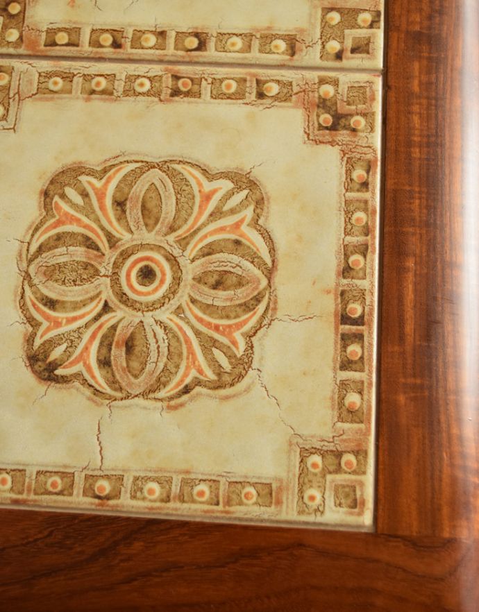 ロイドテーブル アンティーク家具 ビンテージの北欧家具、お花のタイルがお洒落なネストテーブル(G-plan)。華やかな印象のアンティークタイル。(k-1491-f)