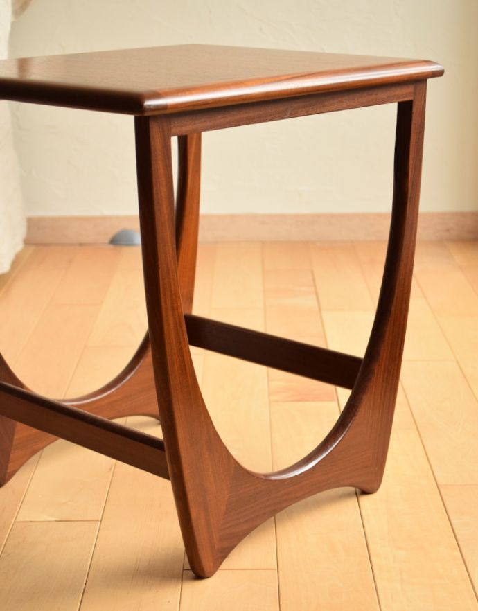 ロイドテーブル アンティーク家具 ビンテージの北欧家具、お花のタイルがお洒落なネストテーブル(G-plan)。スッキリとしたかっこいいデザイン。(k-1491-f)