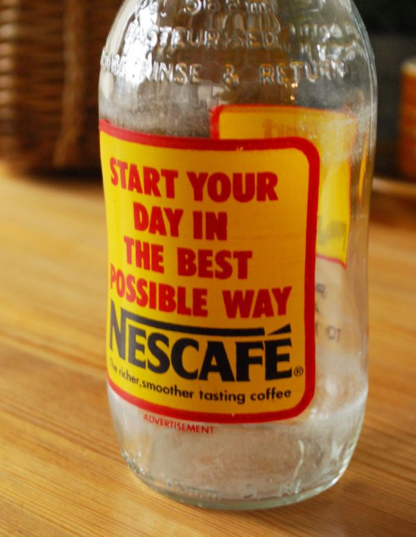 アンティーク ガラスボトル アンティーク雑貨 イラスト入りで可愛いイギリスの牛乳ビン、アンティークガラスボトル(NESCAFE )。とっても可愛い英国の牛乳ビンもともと、英国で牛乳が入れて販売されていたビン。(k-1491-z)