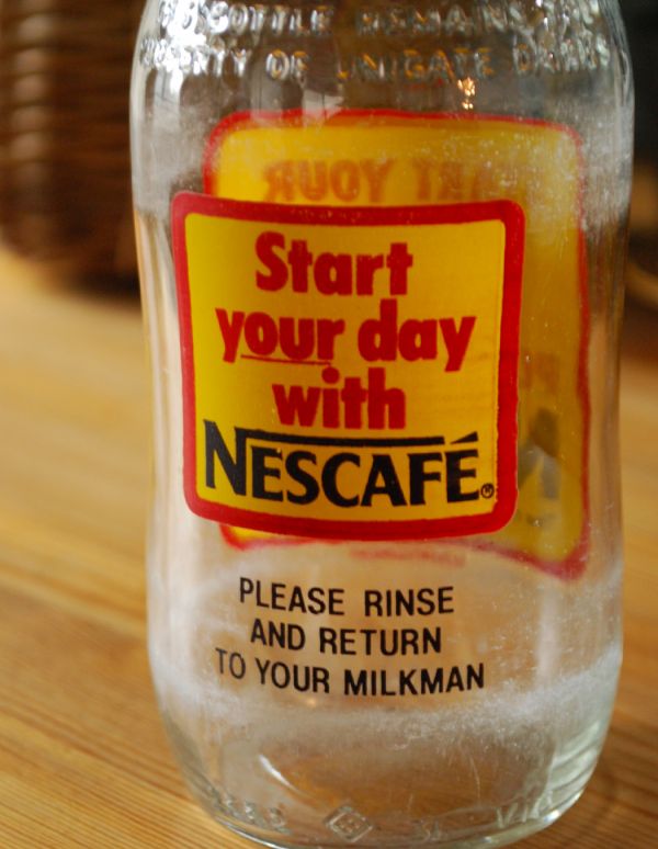 アンティーク ガラスボトル アンティーク雑貨 イラスト入りで可愛いイギリスの牛乳ビン、アンティークガラスボトル(NESCAFE )。反対側を見ると・・・反対側のデザインはこんな感じ。(k-1491-z)