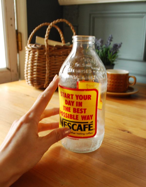 アンティーク ガラスボトル アンティーク雑貨 イラスト入りで可愛いイギリスの牛乳ビン、アンティークガラスボトル(NESCAFE )。大きさはコレくらい日本の牛乳ビンよりたっぷり入る大きいサイズです。(k-1491-z)