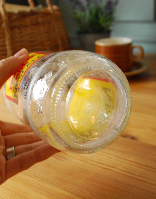 アンティーク ガラスボトル アンティーク雑貨 イラスト入りで可愛いイギリスの牛乳ビン、アンティークガラスボトル(NESCAFE )。底はこんな感じですアンティークなので多少のキズ・汚れがある場合があります。(k-1491-z)