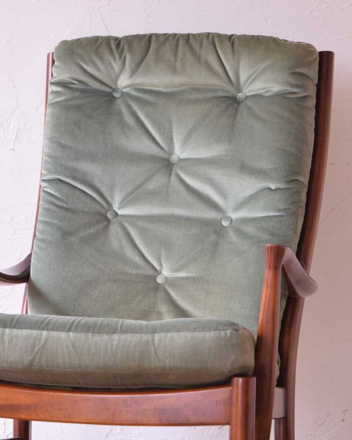 布座面　アンティーク チェア　イギリス輸入のアンティークロッキングチェアParker Knoll(パーカーノール)。大きな背もたれにゆったり･･･しっかりと支えてくれる大きな背もたれが魅力。(k-1492-c)
