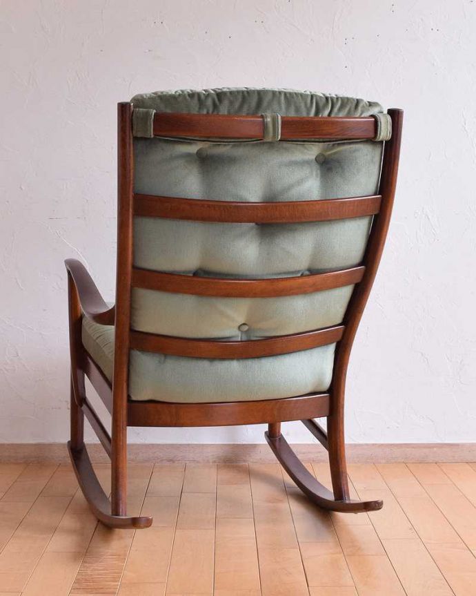 布座面　アンティーク チェア　イギリス輸入のアンティークロッキングチェアParker Knoll(パーカーノール)。後ろ姿もカッコイイ！アンティークは新品ではないので、もちろん経年変化によるキズはありますが、アンティーク専門の職人が組み直して修復していますので、安心してお使い頂けます。(k-1492-c)