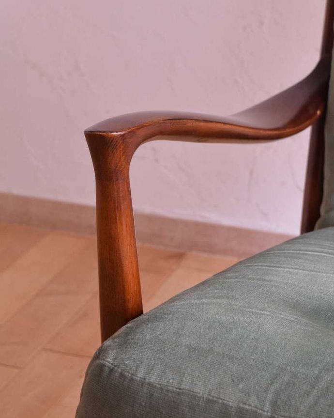 布座面　アンティーク チェア　イギリス輸入のアンティークロッキングチェアParker Knoll(パーカーノール)。さらにリラックスできるアーム付き1人掛けのアーム付きチェアは、自分だけの時間をリラックスさせてくれる最強アイテム。(k-1492-c)