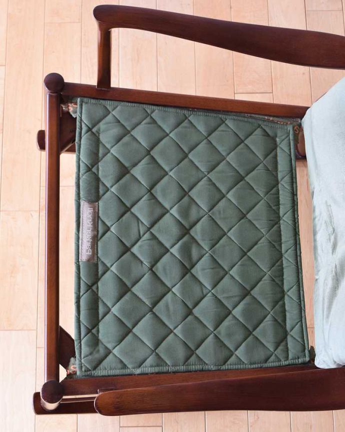 布座面　アンティーク チェア　イギリス輸入のアンティークロッキングチェアParker Knoll(パーカーノール)。クッションの下は･･･掛け心地はバツグンのヒミツはここです。(k-1492-c)
