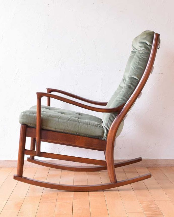 布座面　アンティーク チェア　イギリス輸入のアンティークロッキングチェアParker Knoll(パーカーノール)。横から見てもカッコイイ計算され作りたシンプルなフォルム。(k-1492-c)
