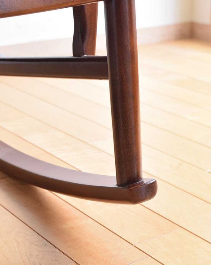布座面　アンティーク チェア　イギリス輸入のアンティークロッキングチェアParker Knoll(パーカーノール)。持ち上げなくても移動できます！Handleのアンティークは、脚の裏にフェルトキーパーをお付けしていますので、持ち上げなくても床を滑らせて移動させることが出来ます。(k-1492-c)