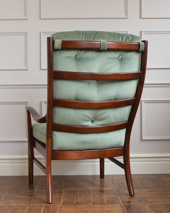 布座面　アンティーク チェア　イギリス輸入のアンティークアームチェアParker Knoll(パーカーノール)。後ろ姿もカッコイイ！アンティークは新品ではないので、もちろん経年変化によるキズはありますが、アンティーク専門の職人が組み直して修復していますので、安心してお使い頂けます。(k-1493-c)