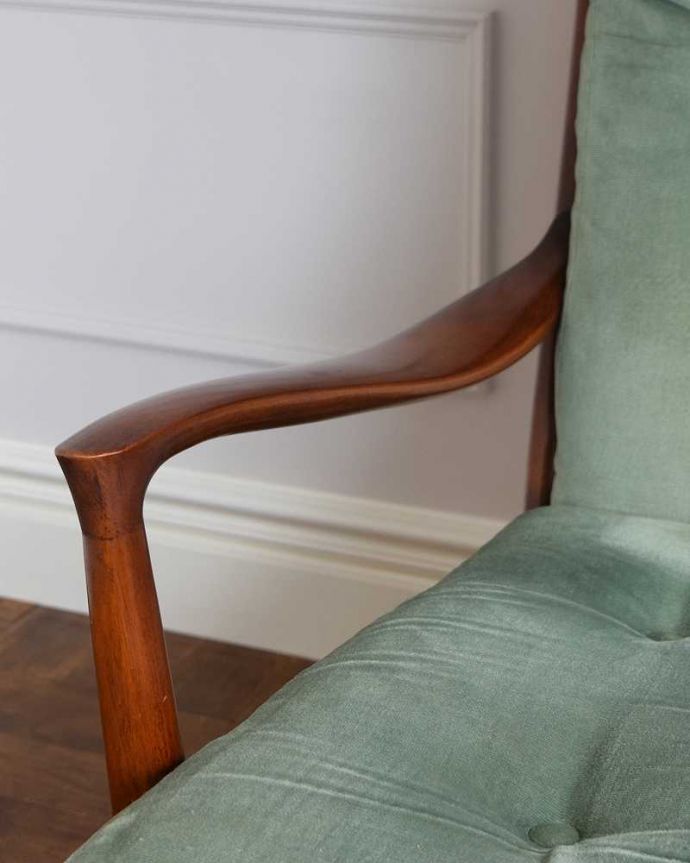 布座面　アンティーク チェア　イギリス輸入のアンティークアームチェアParker Knoll(パーカーノール)。さらにリラックスできるアーム付き1人掛けのアーム付きチェアは、自分だけの時間をリラックスさせてくれる最強アイテム。(k-1493-c)