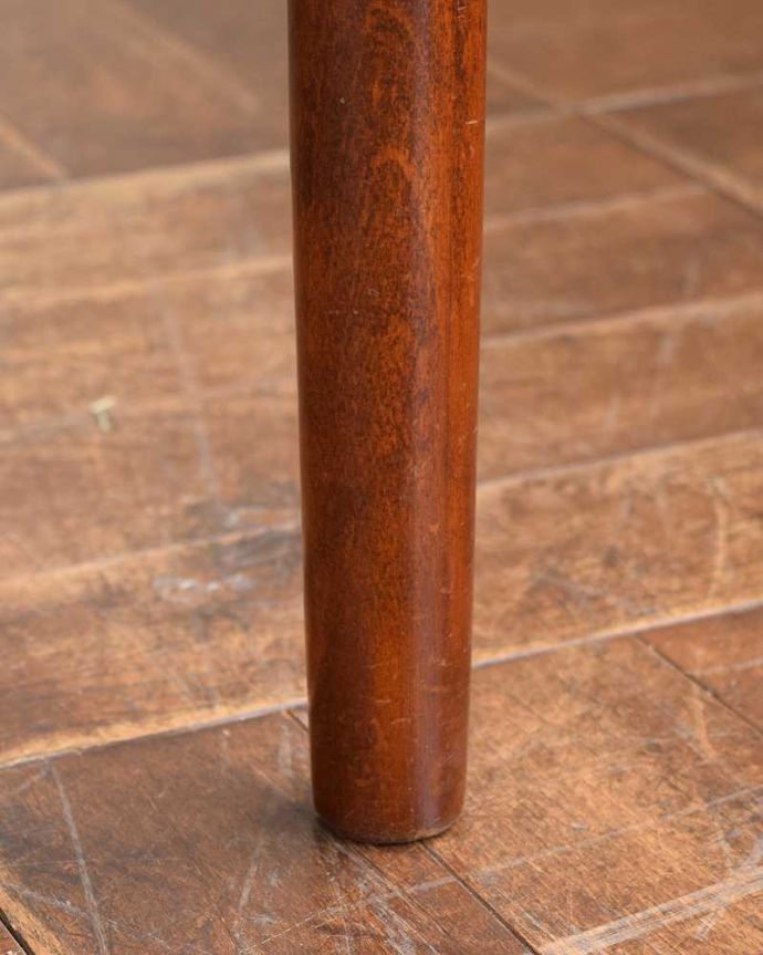 布座面　アンティーク チェア　イギリス輸入のアンティークアームチェアParker Knoll(パーカーノール)。持ち上げなくても移動できます！Handleのアンティークは、脚の裏にフェルトキーパーをお付けしていますので、持ち上げなくても床を滑らせて移動させることが出来ます。(k-1493-c)