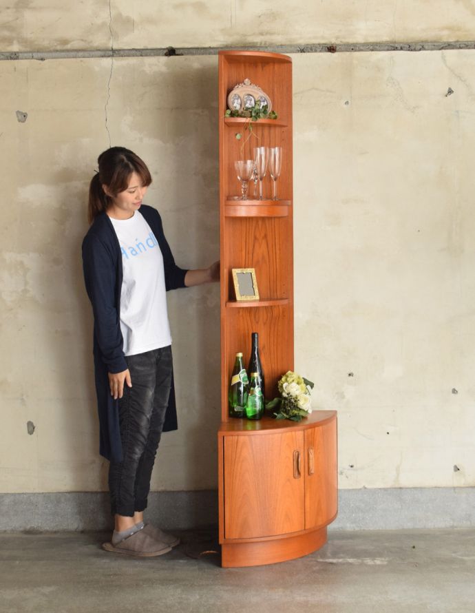 G-PLAN(Gプラン)　アンティーク家具　北欧スタイルのヴィンテージ家具、G-planのフレスコのコーナーキャビネット（カップボード）。棚も三角形。(k-1493-f)