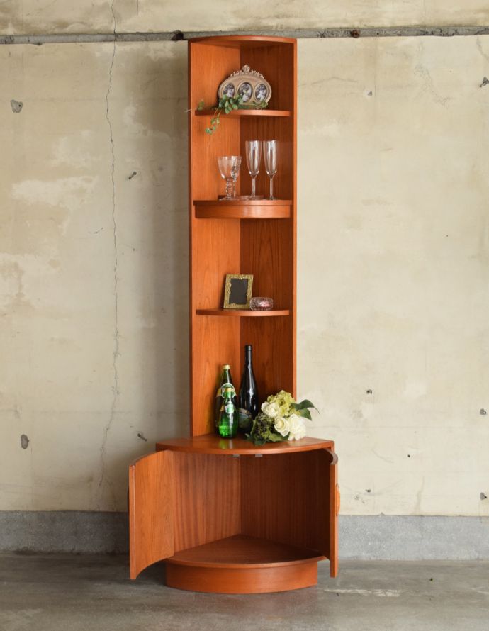 G-PLAN(Gプラン)　アンティーク家具　北欧スタイルのヴィンテージ家具、G-planのフレスコのコーナーキャビネット（カップボード）。中にディスプレイしたものがお店のショーケースのように見えます。(k-1493-f)