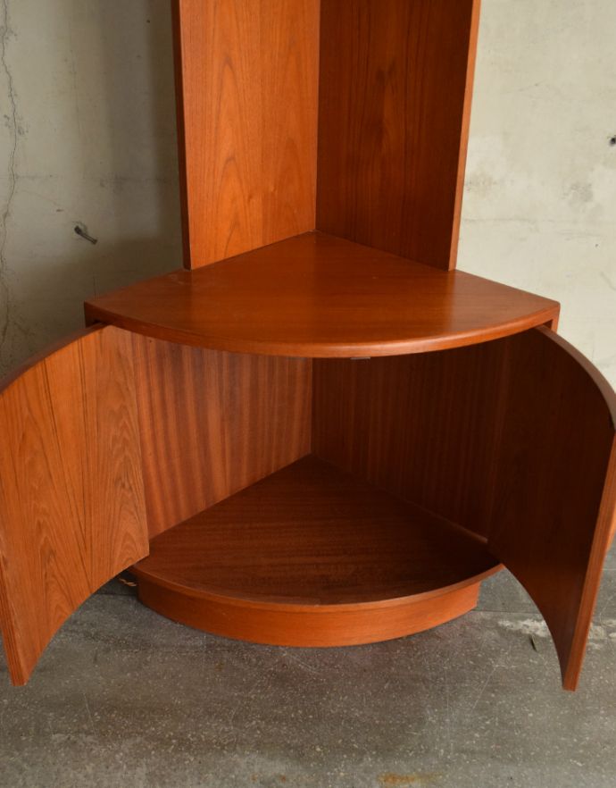 G-PLAN(Gプラン)　アンティーク家具　北欧スタイルのヴィンテージ家具、G-planのフレスコのコーナーキャビネット（カップボード）。見せたくないものは下の収納に。(k-1493-f)