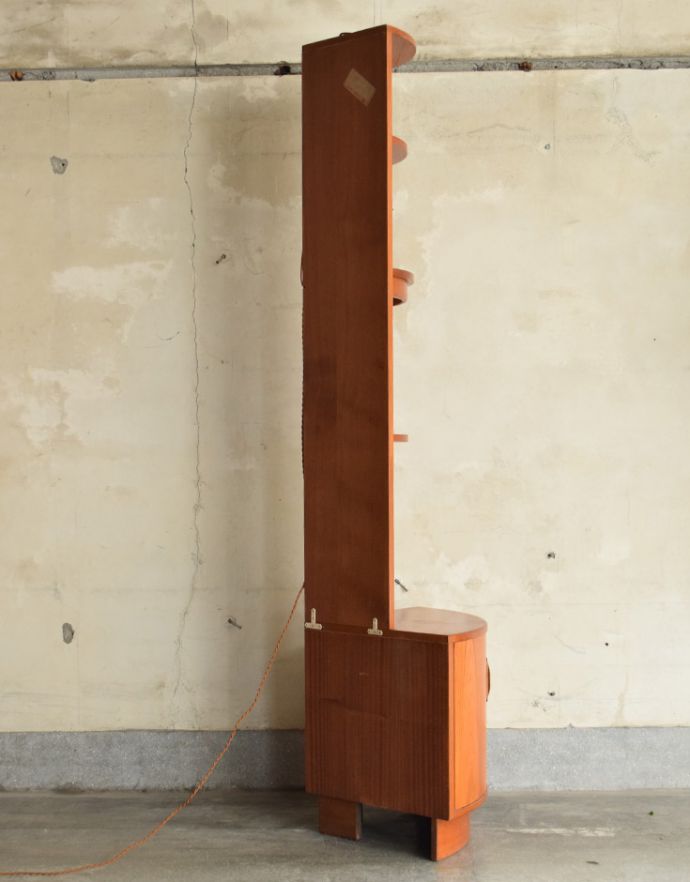 G-PLAN(Gプラン)　アンティーク家具　北欧スタイルのヴィンテージ家具、G-planのフレスコのコーナーキャビネット（カップボード）。横から見てもピカピカです。(k-1493-f)