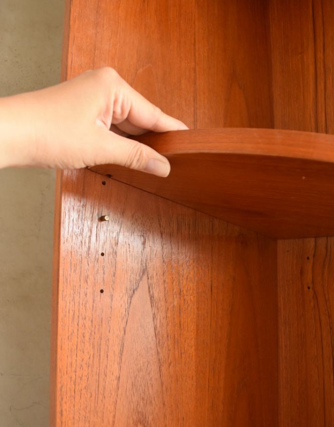 G-PLAN(Gプラン)　アンティーク家具　北欧スタイルのヴィンテージ家具、G-planのフレスコのコーナーキャビネット（カップボード）。ダボ穴が3.5cmピッチで8ヶ所あります。(k-1493-f)