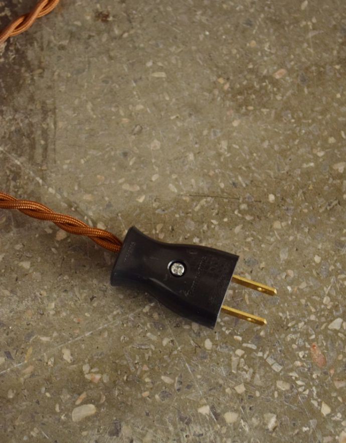 G-PLAN(Gプラン)　アンティーク家具　北欧スタイルのヴィンテージ家具、G-planのフレスコのコーナーキャビネット（カップボード）。コードはスタンドに合わせてブラウン色で仕上がっています。(k-1493-f)