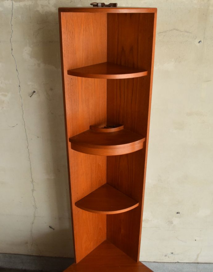 G-PLAN(Gプラン)　アンティーク家具　北欧スタイルのヴィンテージ家具、G-planのフレスコのコーナーキャビネット（カップボード）。DVDやCDがもちろん、雑誌サイズの大きさも収納できます。(k-1493-f)