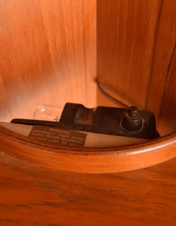 G-PLAN(Gプラン)　アンティーク家具　北欧スタイルのヴィンテージ家具、G-planのフレスコのコーナーキャビネット（カップボード）。スイッチはこちらです。(k-1493-f)