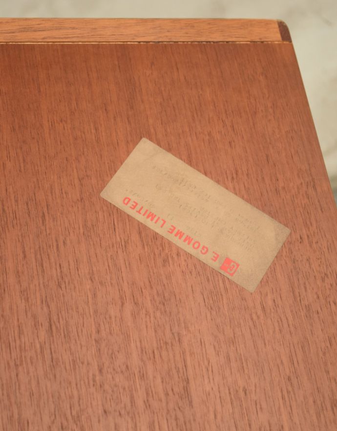 G-PLAN(Gプラン)　アンティーク家具　北欧スタイルのヴィンテージ家具、G-planのフレスコのコーナーキャビネット（カップボード）。ロゴステッカーがついています。(k-1493-f)