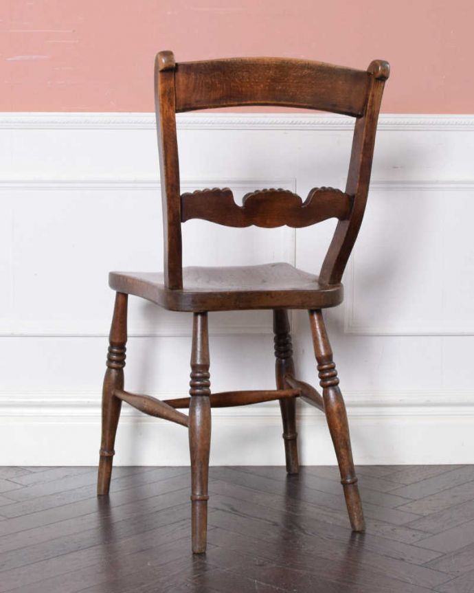 背もたれに羽が付いたイギリスの椅子、アンティークキッチンチェア(k