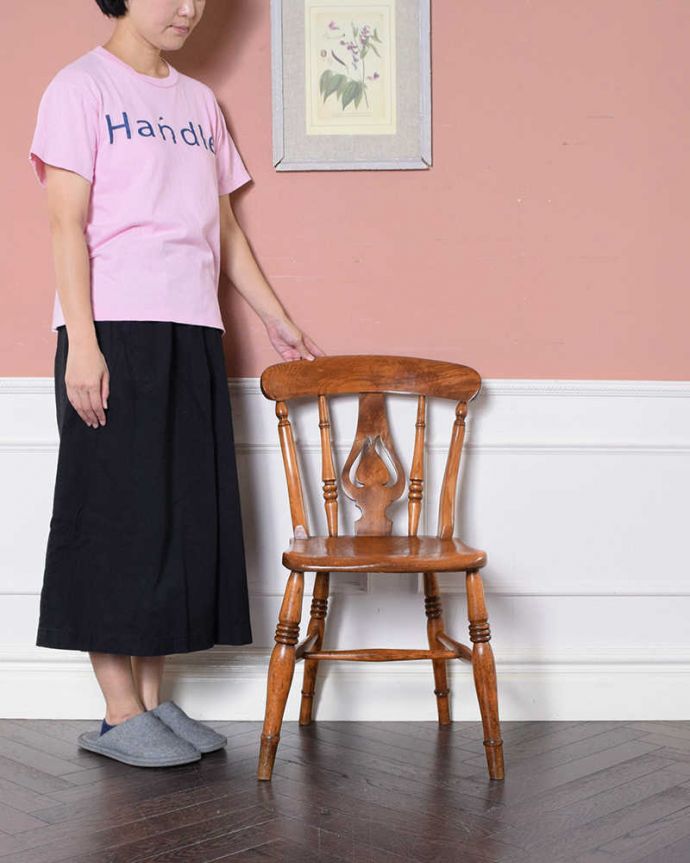 キッチンチェア　アンティーク チェア　英国で見つけた背もたれの装飾がお洒落なフィドルバックのアンティークキッチンチェア。なんとも言えない「あたたかさ」が感じられる椅子家庭のキッチンで使われていた素朴なデザインの椅子は、なんだかほっこりあたたかい雰囲気なんです。(k-1497-c)