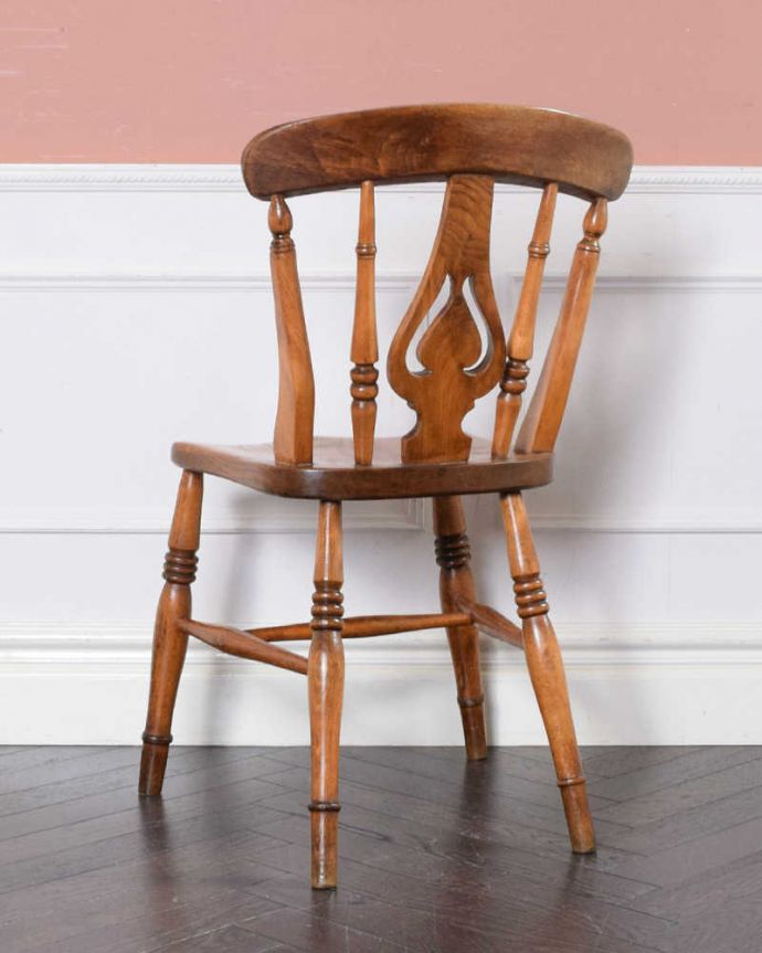 キッチンチェア　アンティーク チェア　英国で見つけた背もたれの装飾がお洒落なフィドルバックのアンティークキッチンチェア。後ろ姿にも自信があります！ダイニングテーブルに並べた時、後ろから見ることも多い椅子。(k-1497-c)