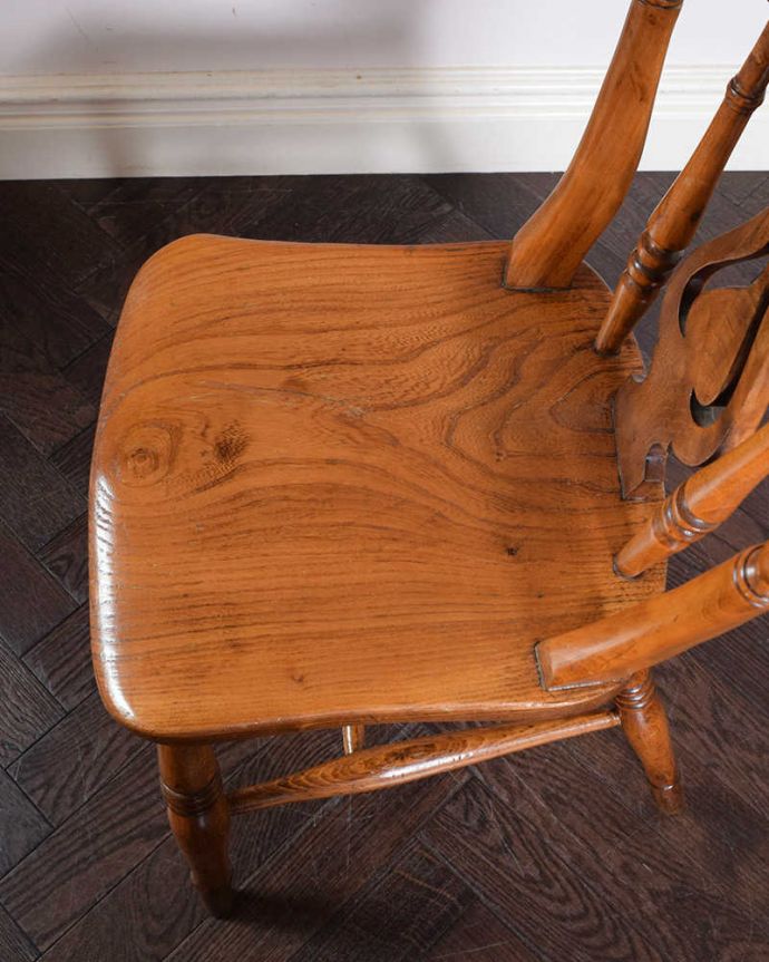 キッチンチェア　アンティーク チェア　英国で見つけた背もたれの装飾がお洒落なフィドルバックのアンティークキッチンチェア。座面に隠されたヒミツ「座繰り」と言って、お尻と太もも部分に彫が入っているんです。(k-1497-c)