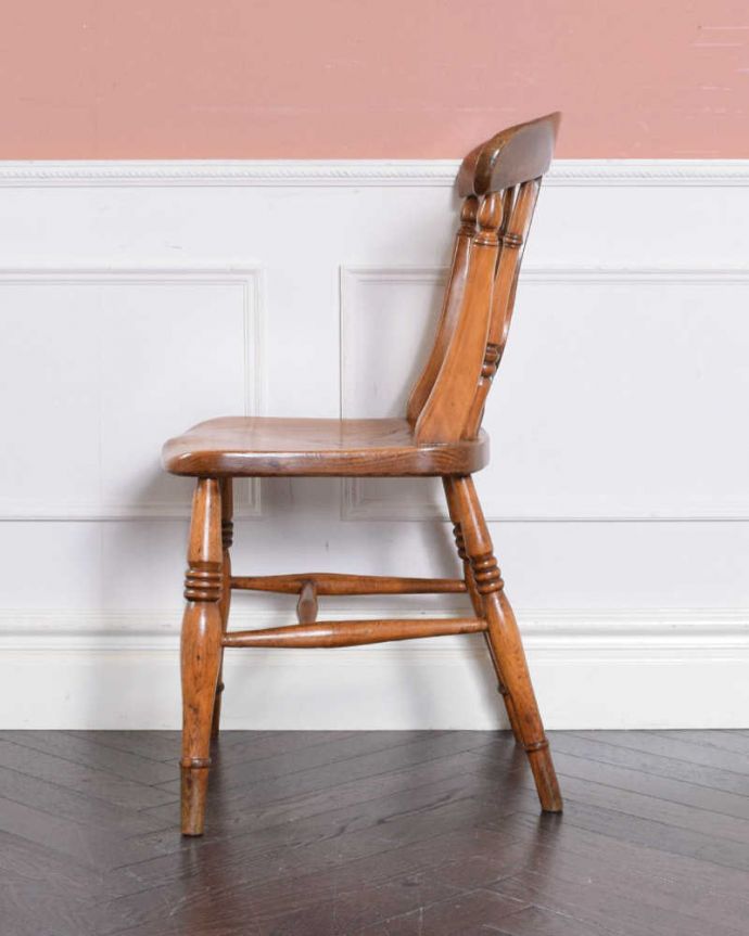 キッチンチェア　アンティーク チェア　英国で見つけた背もたれの装飾がお洒落なフィドルバックのアンティークキッチンチェア。横顔もほっこりデザイン横から見ても、なんだかほっこりぬくもりあるデザインです。(k-1497-c)