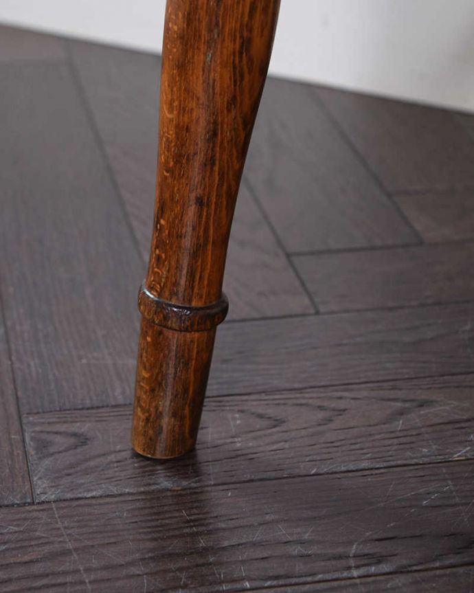 キッチンチェア　アンティーク チェア　英国で見つけた背もたれの装飾がお洒落なフィドルバックのアンティークキッチンチェア。床を滑らせて移動出来ますHandleではアンティークチェアの脚の裏にフェルトキーパーをお付けしています。(k-1497-c)