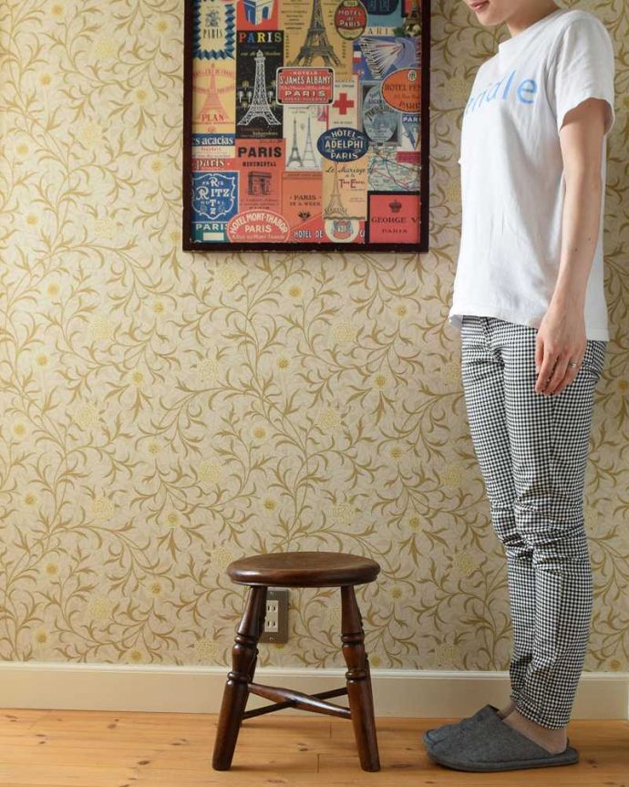 板座面　アンティーク チェア　イギリス輸入のアンティークチェア、丸い座面の小さなサイズの木製スツール。気軽に使えるから、みんなに人気！背もたれがないスツールは気軽にどんな場所でも使えるから人気モノです。(k-1498-c)