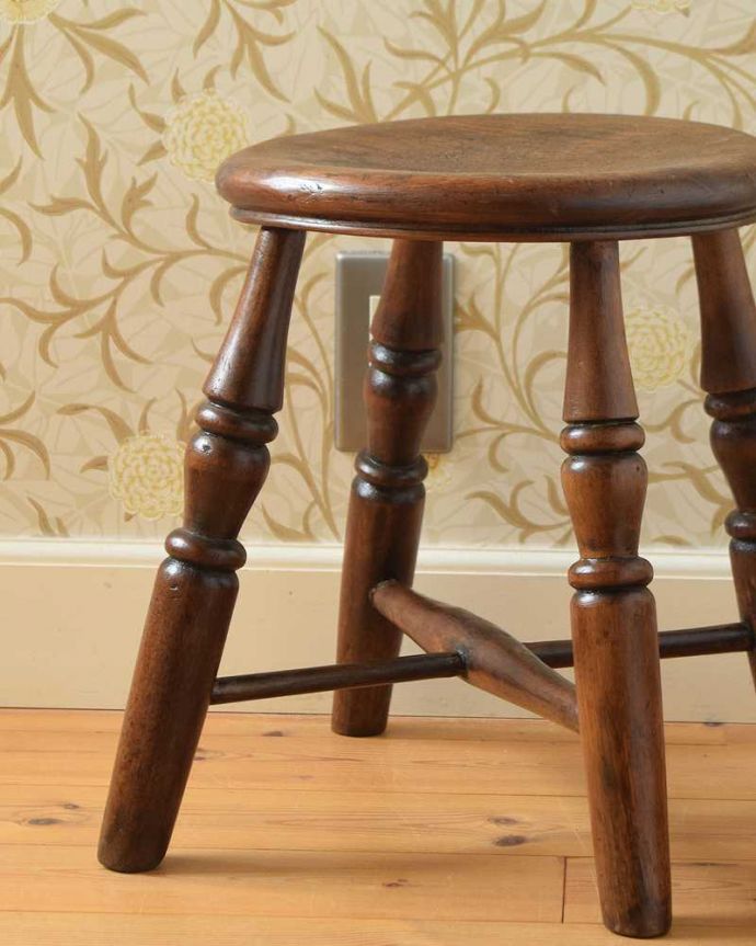 板座面　アンティーク チェア　イギリス輸入のアンティークチェア、丸い座面の小さなサイズの木製スツール。しっかり修復しましたアンティークなので経年変化によるキズはありますが、専門の職人が全部を組み直して修復しているので安心してお使いください。(k-1498-c)