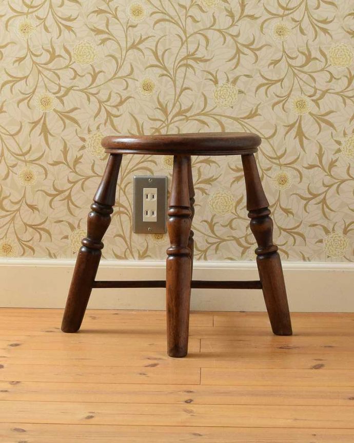 板座面　アンティーク チェア　イギリス輸入のアンティークチェア、丸い座面の小さなサイズの木製スツール。360度、どこから見ても美しい脚もしっかり組まれているのがわかります。(k-1498-c)
