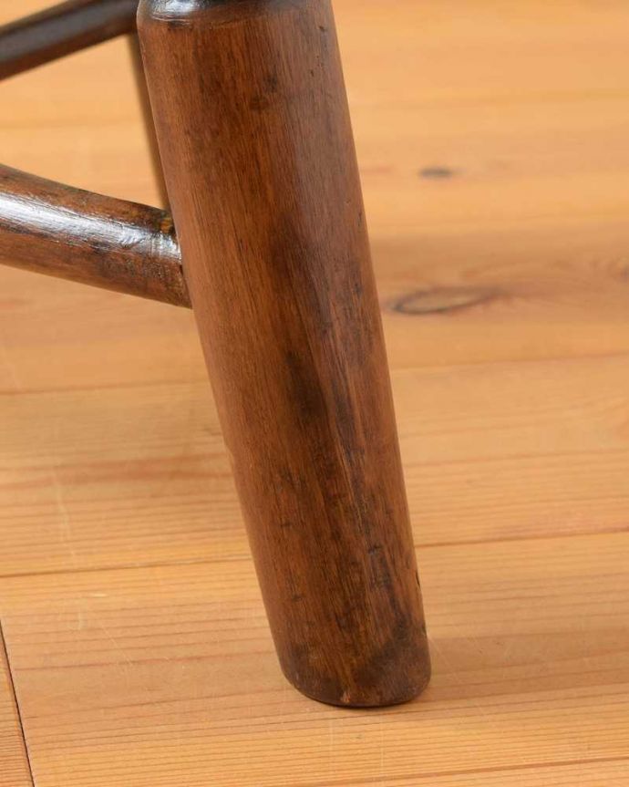 板座面　アンティーク チェア　イギリス輸入のアンティークチェア、丸い座面の小さなサイズの木製スツール。移動もラクラクの理由は…Handleではアンティークチェアの脚の裏にフェルトキーパーをお付けしています。(k-1498-c)