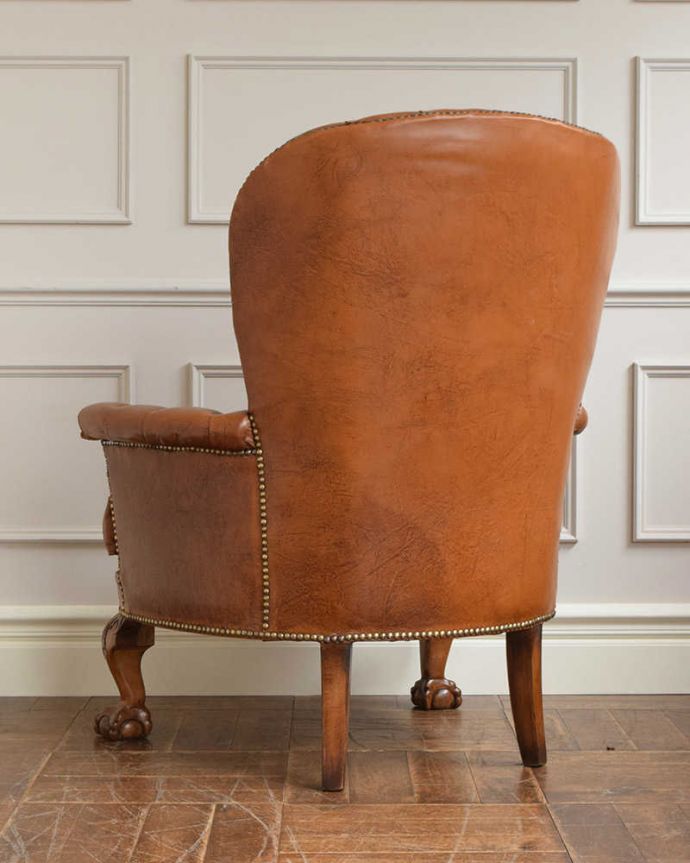 1Pソファ(ラウンジチェア)　アンティーク チェア　英国輸入の革張りアンティークソファ、カッコいいパーソナルチェア（1人掛けソファ） 。後ろ姿までカッコいいドッシリとカッコいい後ろ姿に惚れ惚れしてしまいます。(k-1500-c)