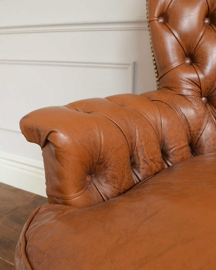 1Pソファ(ラウンジチェア)　アンティーク チェア　英国輸入の革張りアンティークソファ、カッコいいパーソナルチェア（1人掛けソファ） 。アーム部分もカッコいい肘を掛けておけるアームチェアは座ったときにやっぱりラク。(k-1500-c)