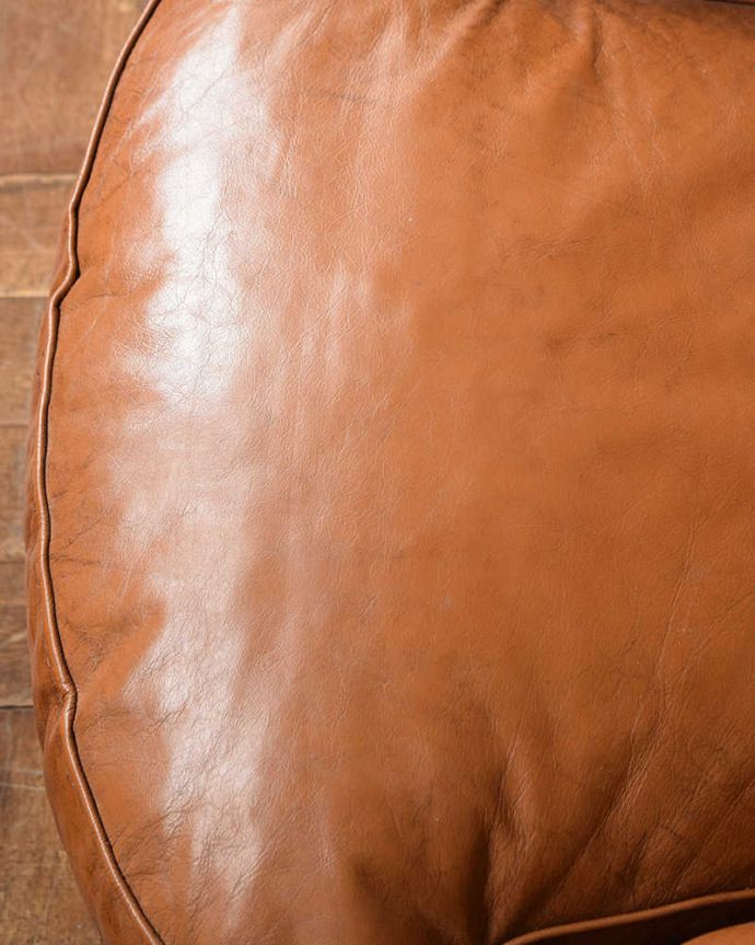 1Pソファ(ラウンジチェア)　アンティーク チェア　英国輸入の革張りアンティークソファ、カッコいいパーソナルチェア（1人掛けソファ） 。近くで見るとこんな感じ。(k-1500-c)
