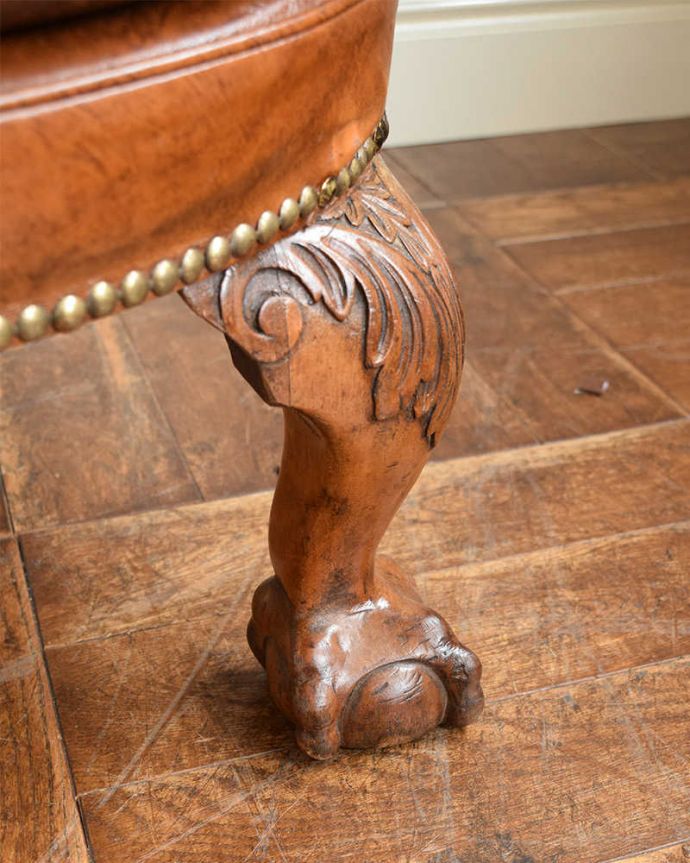 1Pソファ(ラウンジチェア)　アンティーク チェア　英国輸入の革張りアンティークソファ、カッコいいパーソナルチェア（1人掛けソファ） 。床を滑らせて移動出来ますHandleではアンティークチェアの脚の裏にフェルトキーパーをお付けしています。(k-1500-c)