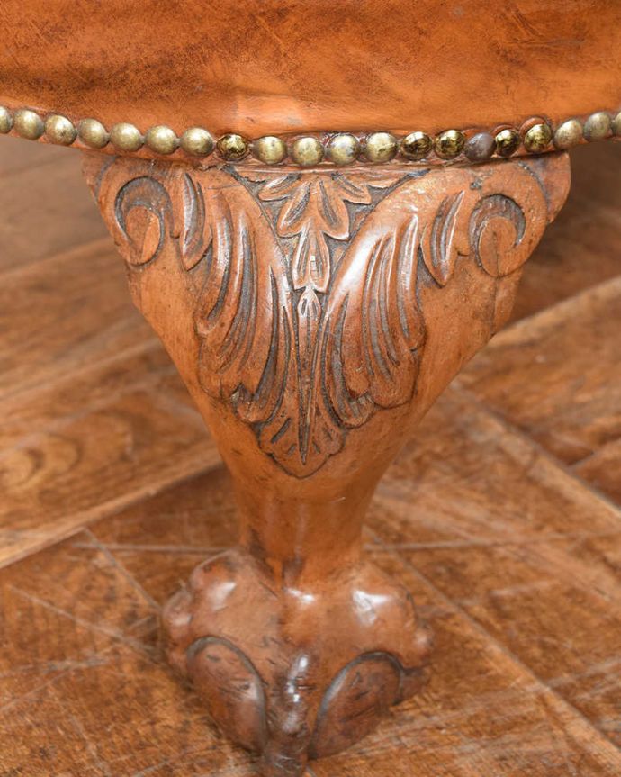 1Pソファ(ラウンジチェア)　アンティーク チェア　英国輸入の革張りアンティークソファ、カッコいいパーソナルチェア（1人掛けソファ） 。うっとりするほど細かい細工まだ機械の発達していない時代に、手作業で作られた細かい細工。(k-1500-c)