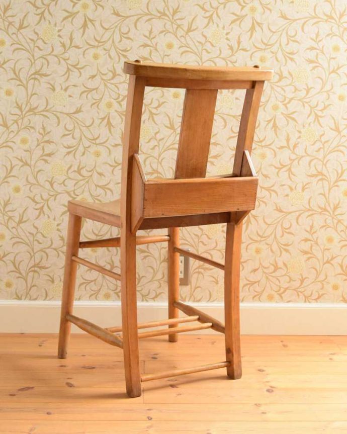 チャペルチェアの後ろ姿