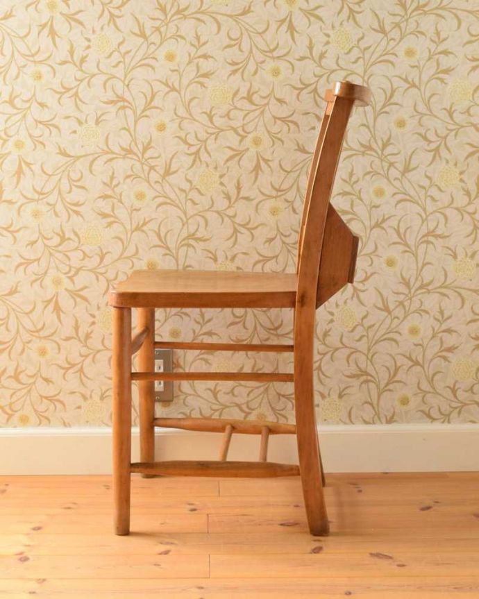 チャーチチェアの横顔