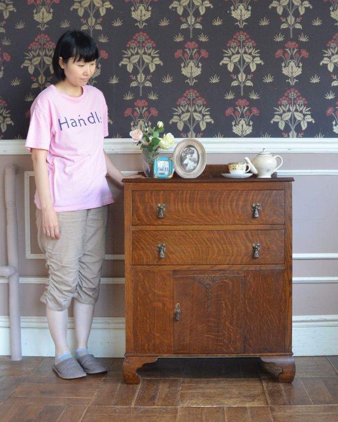 アンティークのチェスト　アンティーク家具　カッコいいイギリスアンティーク家具、小さな扉が付いたオーク材チェスト。アンティークらしい定番のチェストキャビネットオーク材のらしい木目が美しいチェスト。(k-1501-f)