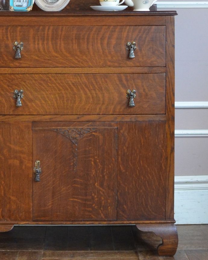 アンティークのチェスト　アンティーク家具　カッコいいイギリスアンティーク家具、小さな扉が付いたオーク材チェスト。アンティークは実用性を兼ねた「見せる収納」やっぱりお部屋の雰囲気を決めるのは、そこに置く家具。(k-1501-f)