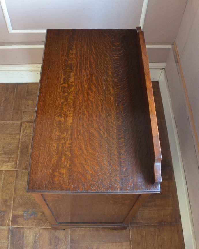 アンティークのチェスト　アンティーク家具　カッコいいイギリスアンティーク家具、小さな扉が付いたオーク材チェスト。天板もしっかり修復したので木目がキレイに見えます。(k-1501-f)