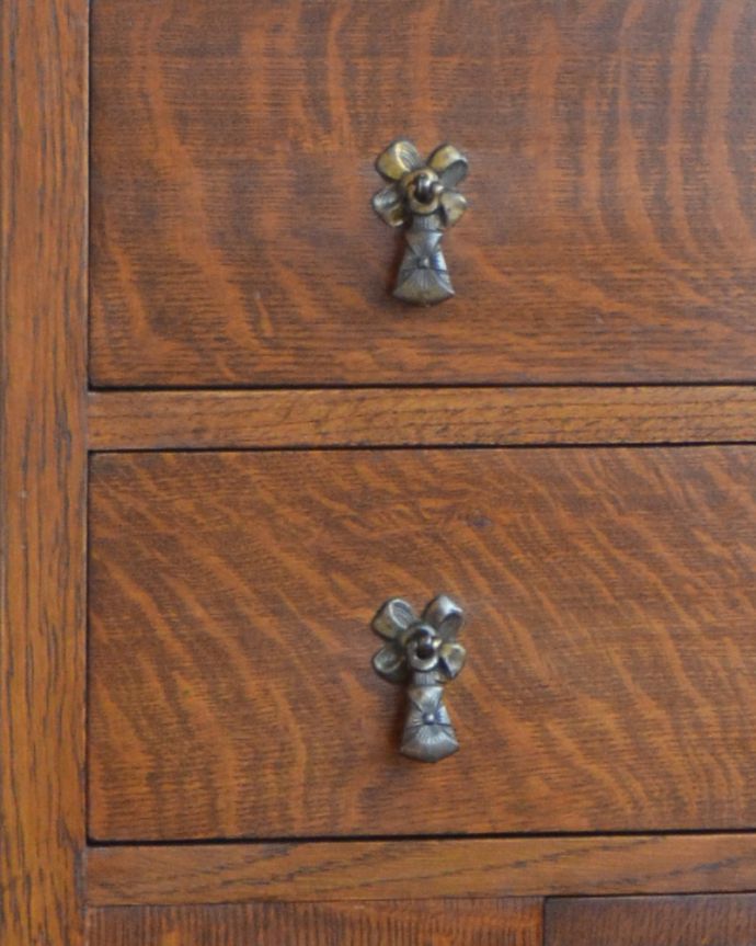 アンティークのチェスト　アンティーク家具　カッコいいイギリスアンティーク家具、小さな扉が付いたオーク材チェスト。開ける度にワクワクする取っ手リボンをモチーフにした優雅なデザインの取っ手。(k-1501-f)