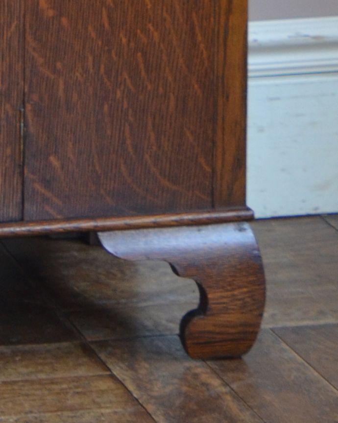 アンティークのチェスト　アンティーク家具　カッコいいイギリスアンティーク家具、小さな扉が付いたオーク材チェスト。シンプルなラインが素敵な脚脚付きのタイプは、風通しがいいです。(k-1501-f)