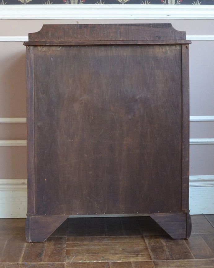 アンティークのチェスト　アンティーク家具　カッコいいイギリスアンティーク家具、小さな扉が付いたオーク材チェスト。修復してあるので後姿もキレイ！アンティークは新品ではないので、もちろん経年変化によるキズはありますが、専門の職人が目立たないようキレイにお直しをしているので、後姿までキレイです。(k-1501-f)