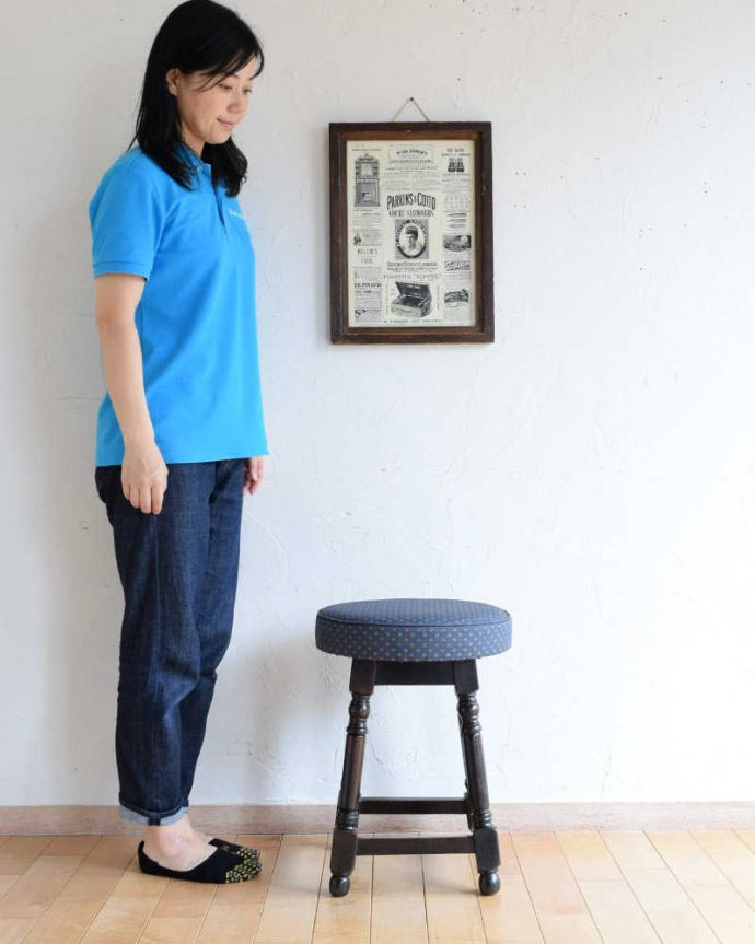 布座面　アンティーク チェア　イギリスで見つけた丸い座面のアンティークスツール。座ったり、飾ったり･･･お家のなかの様々シーンで活躍してくれるアンティークのスツール。(k-1502-c)