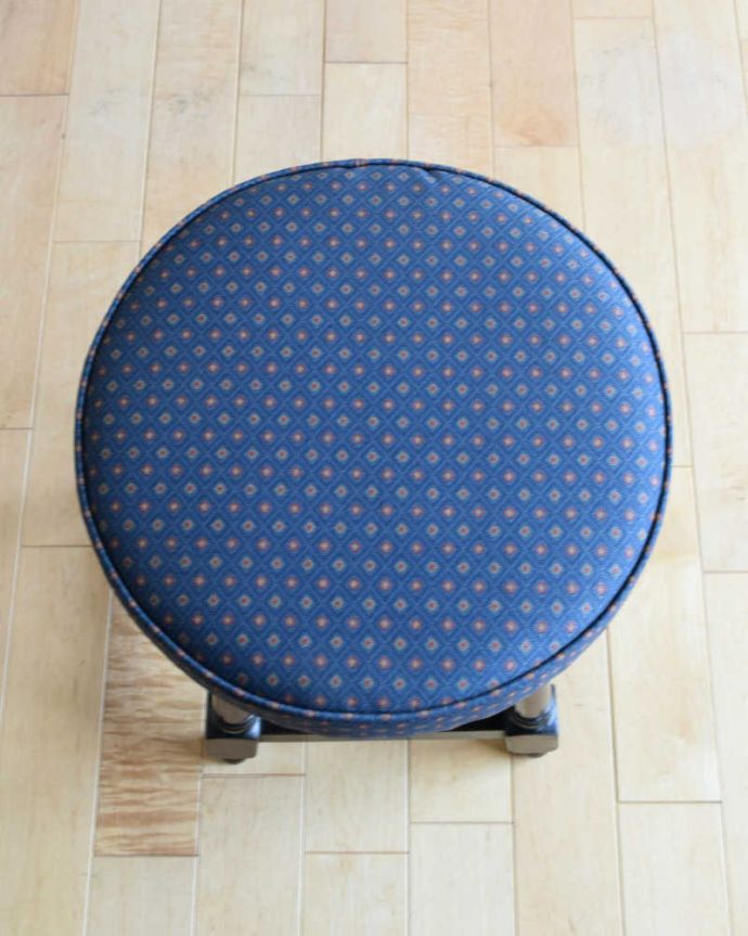 布座面　アンティーク チェア　イギリスで見つけた丸い座面のアンティークスツール。座面を上から見るとこんな感じ座面は布貼りなので、長時間座っても疲れません。(k-1502-c)