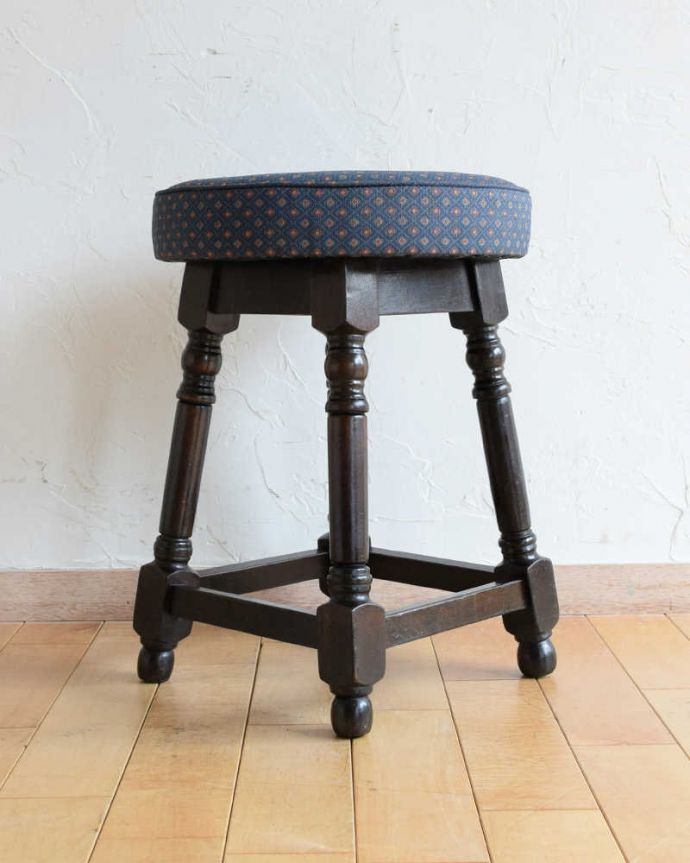 布座面　アンティーク チェア　イギリスで見つけた丸い座面のアンティークスツール。360度、どこから見ても美しい脚もしっかり組まれているのがわかります。(k-1502-c)